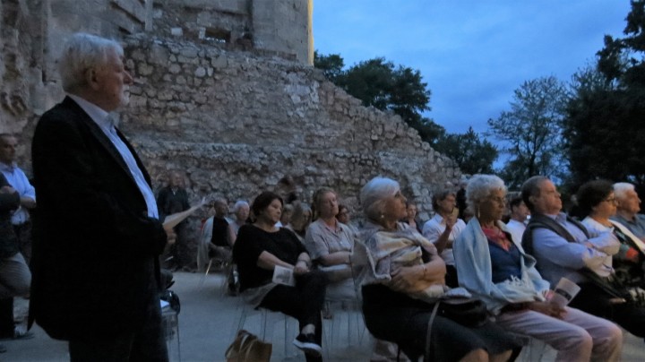 8all'esterno.jpg