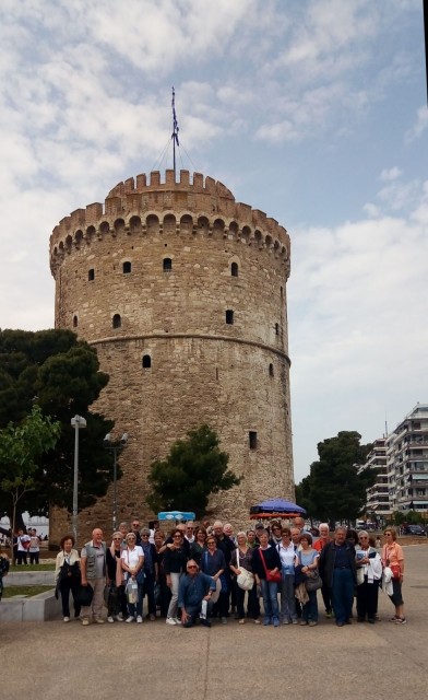Amici della Fondazione sotto la Torre Bianca.jpg
