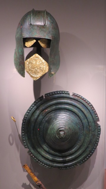 Arredo funebre di guerriero macedone.jpg