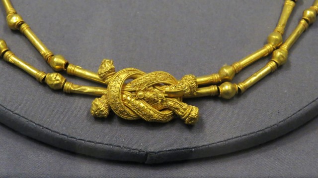 Salonicco collane e bracciale in oro.jpg