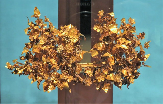 Salonicco corona muliebre con foglie di mirto in oro e smalti.jpg