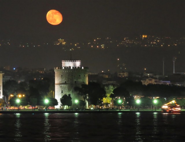 Salonicco, sorge la luna sulla Torre Bianca.jpg